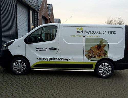 Busbelettering van Zoggel catering
